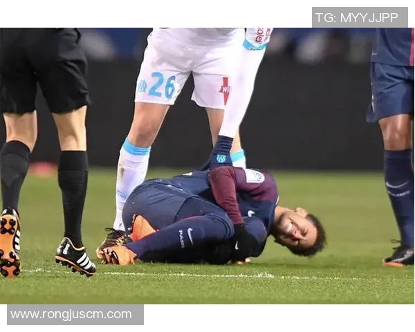 日本足球明星受伤消息引发关注球迷担心他的复出时间