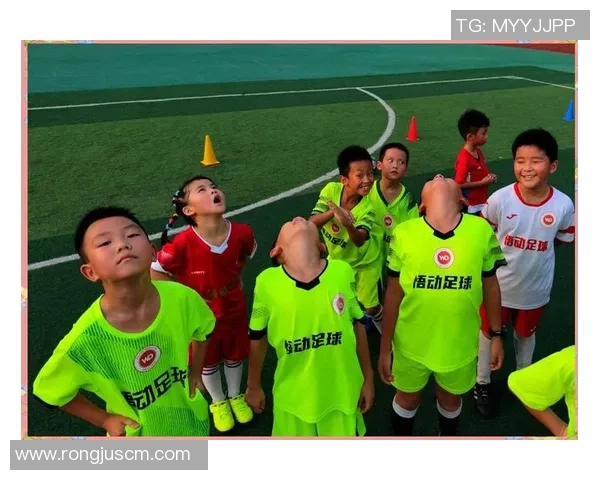 足球明星与小孩的温馨瞬间签名合影展现梦想与热爱的美好时刻 足球明星与小孩的温馨瞬间签名合影展现梦想与热爱的美好时刻